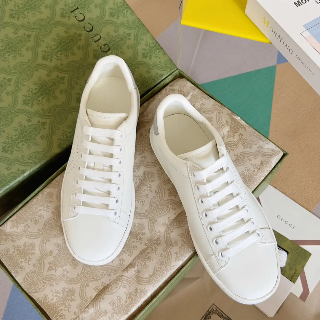 👟👟Ex-factory price 540👟👟 Men's size +10 Top version: Gucci G family classic Ace series Embroidery Little Bee White Shoes Couple Style Ribbon Love Casual Sports Shoes Sneakers Original Purchase Development Production This brand's classic low-top sports shoes interweave golden embroidered bees with red and green webbing. The bee is a classic element of the brand. It appeared in the Gucci ready-to-wear series in the 1970s. Exquisite packaging at the delivery counter🛍📦 ▪️Fabrics: Original custom imported first-layer cowhide ▪️Foots: Original custom cowhide lining ▪️Sole: Original open-molded rubber non-slip material ▪️Sole thickness: 2.5CM ▪️Size: Women's 34-41 (customized 34/41) ▪️Size: Men's 38-46 (38/46 customized)